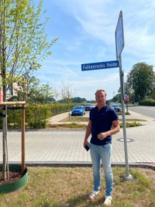 Maurits showing the Falkenreck land near Münster to his daughter Nuru